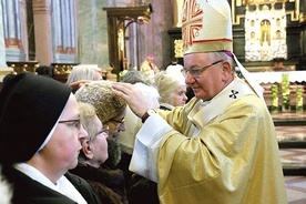 Abp Stanisław Budzik błogosławił cierpiących.