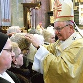 Abp Stanisław Budzik błogosławił cierpiących.