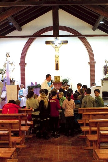 Kościół pw. Niepokalanego Poczęcia NMP w Kapszagaju, obok którego działa dom dziecka.