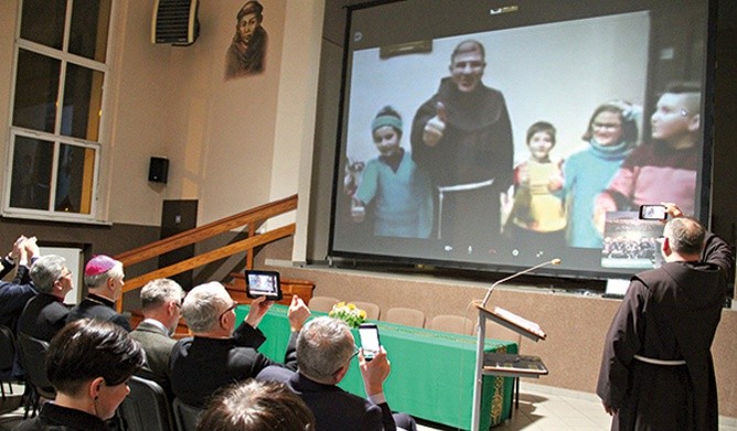 30 stycznia 2018 r., Katowice-Panewniki, inauguracja akcji.  Na ekranie – w przekazie  na żywo – ojciec Firas Lutfi i syryjskie dzieci.
