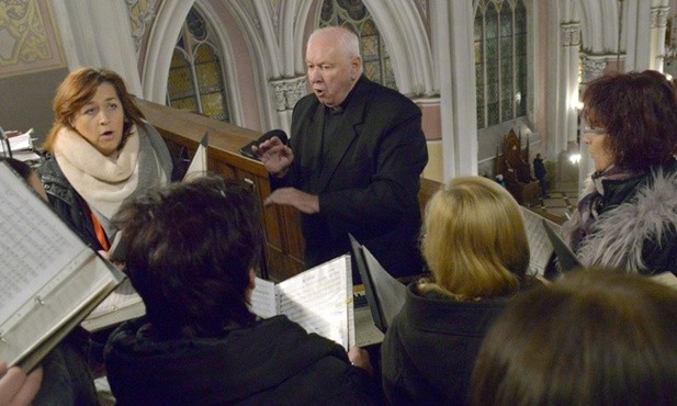 Od początku dyrygentem i kierownikiem muzycznym chóru jest ks. Wojciech Szary, dyrektor Diecezjalnego Studium Organistowskiego