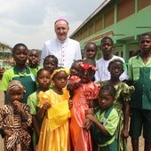 Bp Jeż z dziećmi w Bertuoa
