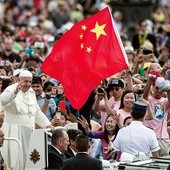 Styczeń 2016 r. Grupa chińskich katolików pozdrawia papieża w czasie audiencji na placu św. Piotra.