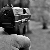 "Rz": Polacy coraz częściej sięgają po broń