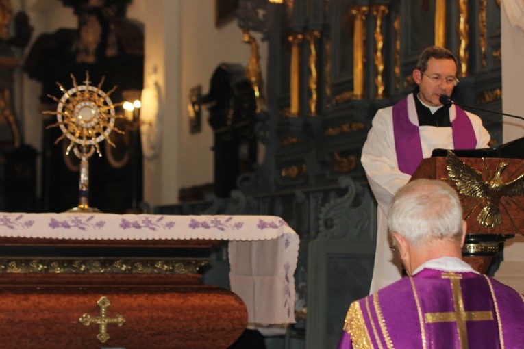 W katedrze łowickiej odbył się dzień pokutny kapłanów, który poprowadził ks. Paweł Kozakowski. Przez dłuższą chwilę księża wraz z biskupem adorowali Najświętszy Sakrament
