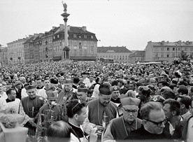 	Przejście przedstawicieli Episkopatu Polski z kościoła św. Anny na centralną uroczystość milenijną w katedrze warszawskiej  – 24 czerwca 1966 roku.