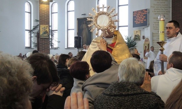 Przed Najświętszym Sakramentem zgromadzeni modlili się o uzdrowienie 