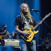 Dariusz „Maleo” Malejonek (ur. 1962)  – wokalista i gitarzysta. Założyciel i lider Maleo Reggae Rockers. Grał w zespołach: Kultura, Izrael, Moskwa, Armia, Houk, 2Tm2,3 i Arka Noego.