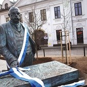 Pomnik zasłużonego prezydenta stanął w miejscu symbolicznym, na granicy połączonych przez niego terenów.