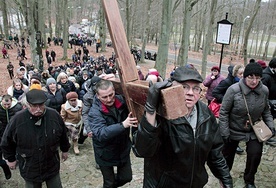 W pierwszej wielkopostnej Drodze Krzyżowej uczestniczyło ponad 2 tys. wiernych. Na zdjęciu: Droga Krzyżowa 10.03.2017 r.