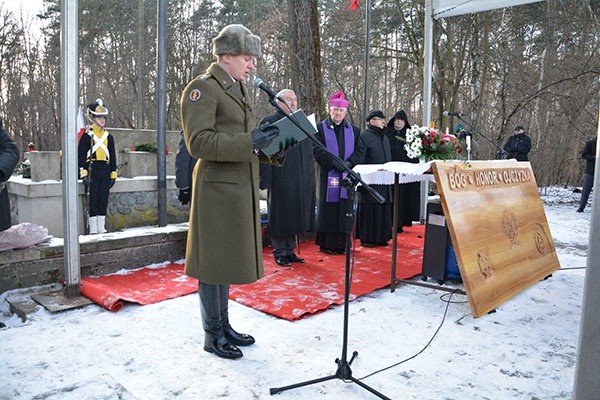 Po Mszy św. z kościoła wyruszyła procesja do pomnika Bitwy pod Olszynką Grochowską.