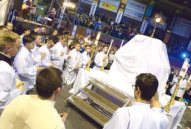 Uczestnicy przerwali szkolenie, by jako uroczysta asysta liturgiczna wziąć udział w adoracji Najświętszego Sakramentu podczas Zimowego Apelu Młodych w Radomiu.