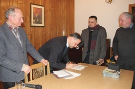 Bogusław Bajor podpisywał swoje książki. Z lewej Jan Rejczak, prezes radomskiego KIK.