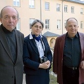 Na wewnętrznym dziedzińcu ośrodka Promień (od lewej): Janusz Bodasiński, s. Elżbieta Kowacz i Mieczysław Bartłomiej Vogt.