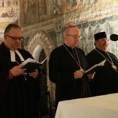 Od lewej bp Jan Cieślar, abp Stanisław Budzik i abp Abel podczas spotkania ekumenicznego na lubelskim zamku