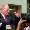 Macierewicz: W MON w 2015 roku wydano za pomocą kart więcej niż w 2016 i 2017 r.