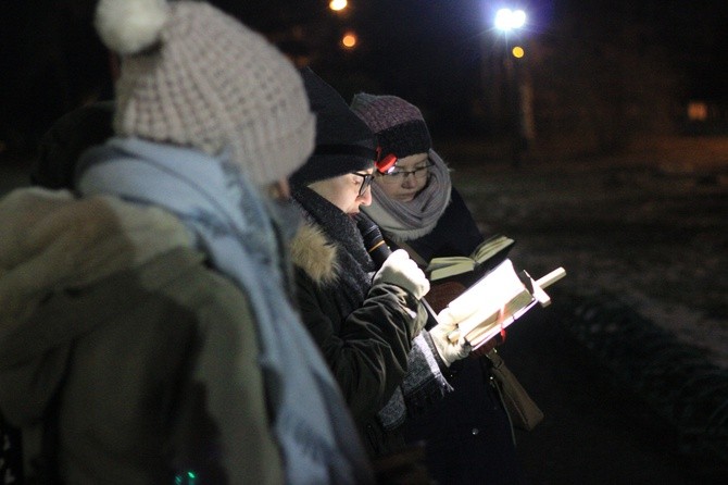 Nocna Droga Krzyżowa w kolonowskim lesie