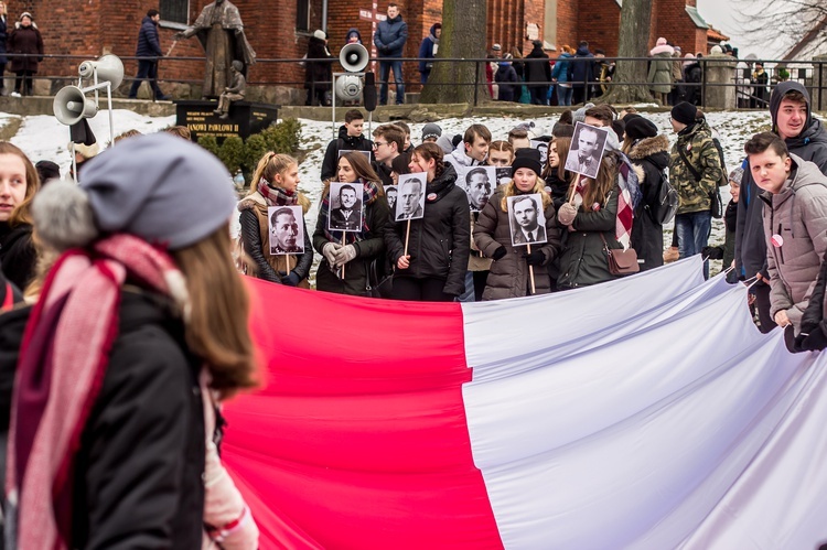 Cześć i chwała bohaterom