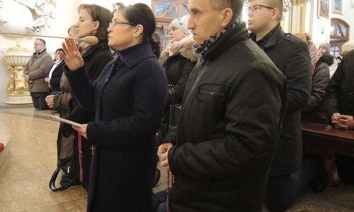 Bielsko-żywieccy rodzice modlili się na różańcu za swoje dzieci w Hałcnowie