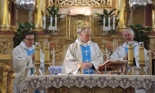 Od lewej: ks. Paweł Hubczak, ks. Piotr Krzystek i ks. Piotr Konieczny podczas Mszy św. dla różańcowych rodziców