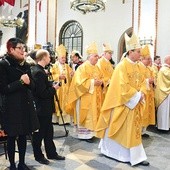 W uroczystej Eucharystii wzięli udział warszawscy biskupi i kilkuset księży.