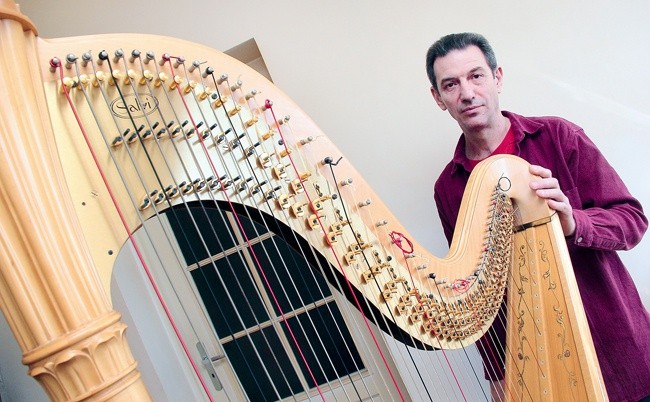 Oleg Wayner  naprawy harf uczył się w Katowicach u Antoniego Gralaka, czołowego polskiego znawcy tego instrumentu,  i po latach zastąpił go w tej pracy. 