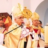 ▲	Abp Wacław Depo pobłogosławił obecnych relikwiami patrona miasta i diecezji.