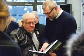 Otwarcie ekspozycji połączone było z promocją książki.  Po prawej jej autor.