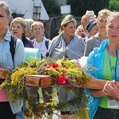 EDK to nie pielgrzymka, ale mężczyźni z parafii księży misjonarzy zabierają ze sobą ten sam krzyż, który co roku towarzyszy pielgrzymom grupy „4” na Jasną Górę. Tyle że nie ozdabiają go kwiatami.