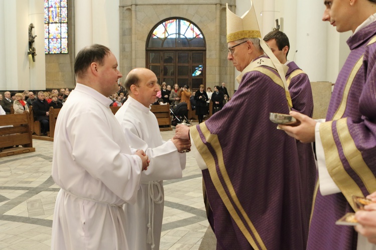 Nowo ustanowieni Nadzwyczajni Szafarze Komunii Świętej