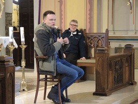 Szymon Hołownia w kościele w Lipniku