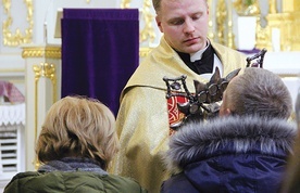 ▲	Po nabożeństwie Gorzkich Żali w bocheńskiej bazylice relikwie podawane są wiernym do ucałowania.