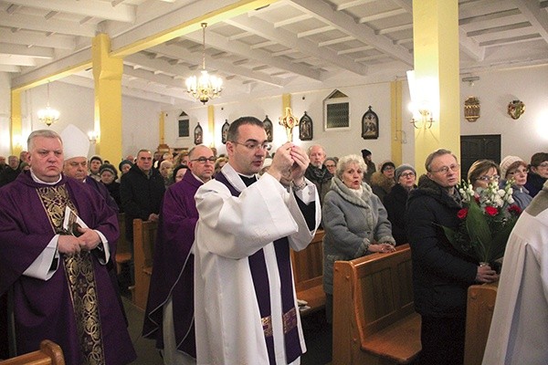 Uroczysta procesja wejścia na początku liturgii.