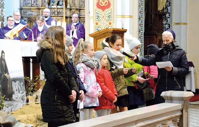 Oprawę liturgii przygotowała grupa Dzieci Maryi z parafii werbistów.