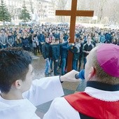 Ostatniego dnia przed radomską katedrą uczestników rekolekcji powitał bp Piotr Turzyński.