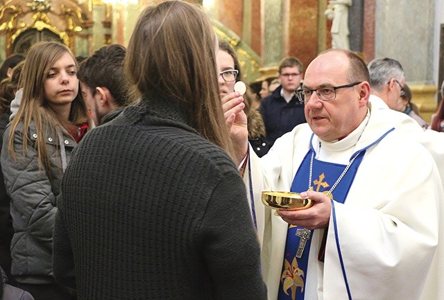 Maturzyści chętnie przystępowali do sakramentu pokuty i pojednania, by potem w pełni uczestniczyć w Eucharystii.