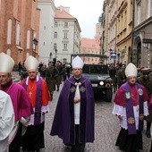 Kondukt pogrzebowy przeszedł z bazyliki archikatedralnej do katedry Polowej przy ul. Długiej