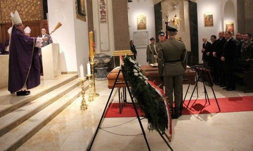 Przed złożeniem trumny do krypty katedry, poświecił ją abp Sławoj Leszek Głódź, pierwszy po 1989 r. biskup polowy WP
