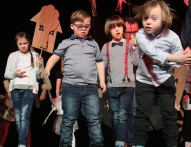 Dzieci z Zespołem Downa mają również talenty aktorskie i lubią być oklaskiwane