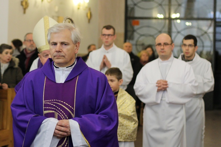 Kard. Dziwisz na Mszy św. stacyjnej w kościele Matki Bożej Różańcowej w Krakowie-Piaskach Nowych