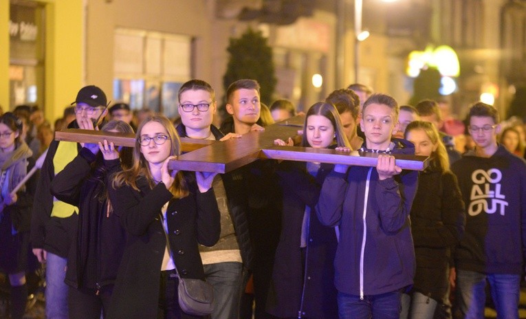 Krzyż niosą przedstawiciele ruchów i stowarzyszeń młodzieżowych