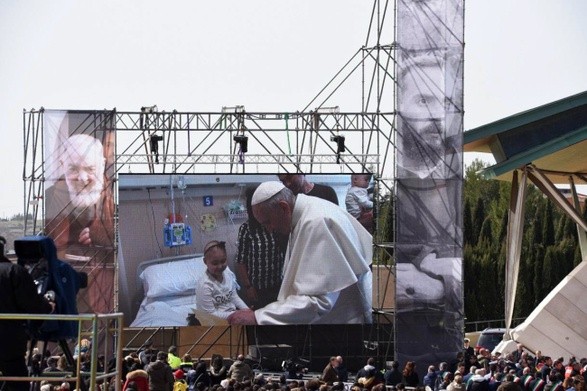 Papież wśród  chorych dzieci