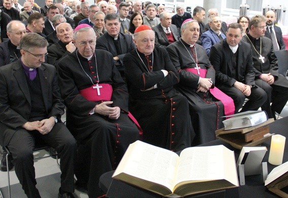 Prezentacji Biblii dokonano w Państwowym Muzeum Etnograficznym w Warszawie, z udziałem zwierzchników kilkunastu Kościołów