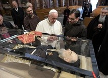 Franciszek przy relikwiach o. Pio