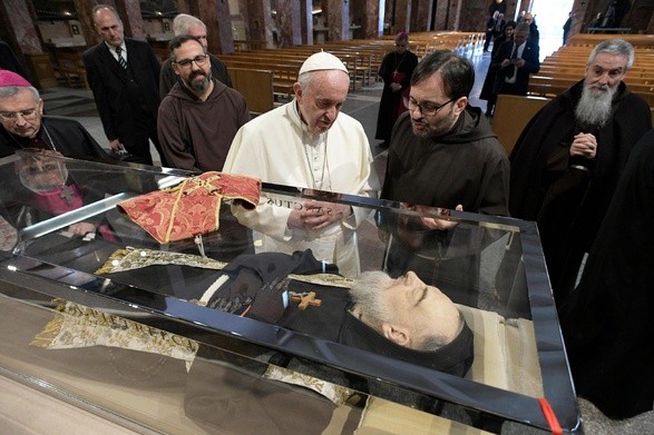 Franciszek przy relikwiach o. Pio