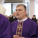 Bp Pieronek w kościele stacyjnym na Bulwarowej