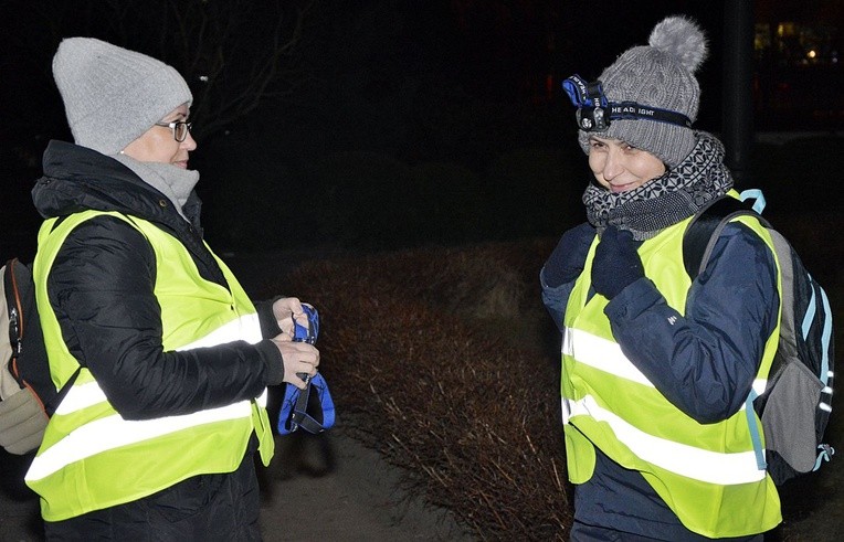 Mimo niesprzyjającej pogody, uczestnicy tej nocnej i wymagającej Drogi Krzyżowej, dotarli do celu