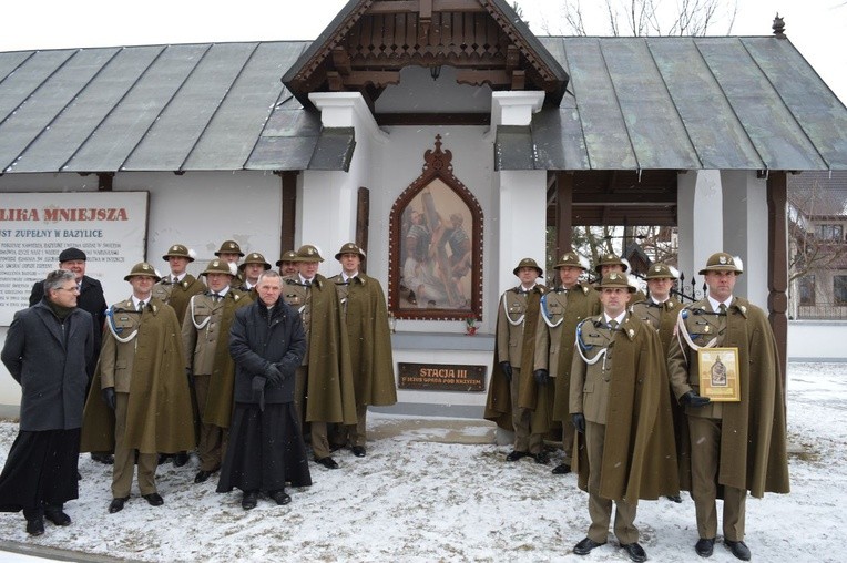 Zmarły żołnierz na obrazie Drogi Krzyżowej w Ludźmierzu