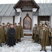 Zmarły żołnierz na obrazie Drogi Krzyżowej w Ludźmierzu