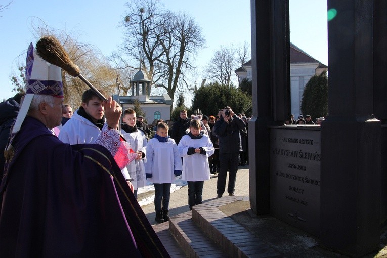 Bp Andrzej F. Dziuba święci tablicę ku czci Władysława Ślewińskiego